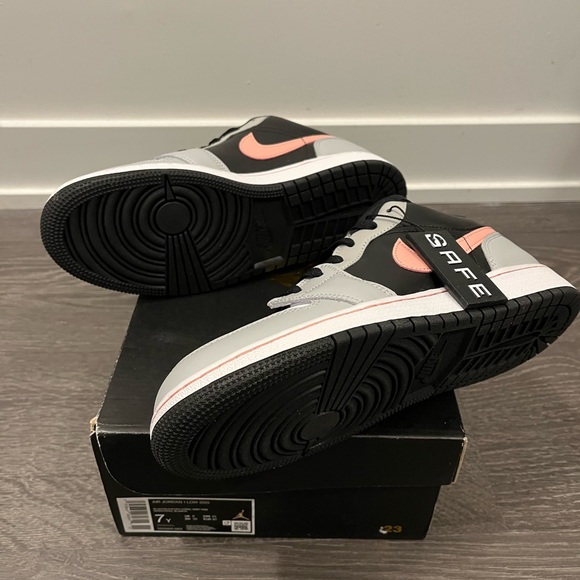 Jordan 1 low - brand new, bought and they are too small. 100% authentic. - Picture 5 of 5